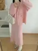 Conjunto de duas peças: Cardigan de tricô com flor tridimensional e vestido tipo regata, novo para outono e inverno 2024, terno de suéter estilo suave feminino