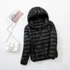 En Stock Invierno 2025 Versión Coreana Nueva Chaqueta de Plumas Ultraligera para Mujer, con Capucha, Corta, Ajustada, Tallas Grandes, Abrigo de Moda