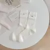Meias Femininas de Cano Médio, Estilo Primavera e Verão, Meias de Algodão com Bordado de Laço Fofo, Meias Brancas de Cano Médio, Costuradas à Mão Sem Costuras