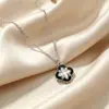 Collar de Concha Curva Trébol de Cuatro Hojas Cadena de Acero de Titanio Esmalte Negro Cadena para Clavícula Sensación de Alta Gama No se Desvanece Popular en Japón y Corea