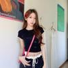 Camiseta corta dulce de verano con bordado de lazo que reduce la edad, de manga corta y hombro descubierto para chicas picantes puras pequeñas
