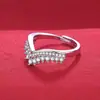 Anillo de Diamante en Forma de V con Corona de Lujo Ligero Estilo Ins para Mujer Diseño de Nicho Elegante Versátil Regalo de Cumpleaños para Novia Venta Directa de Fábrica