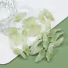 Uma coleção de vários acessórios de folha para fazer novos brincos, grampos de cabelo, chaveiros e materiais com contas no estilo chinês