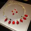 Conjunto de Brincos e Colar Estilo Palácio em Resina Vermelha Cravejados com Diamantes, Corrente de Clavícula de Luxo Leve Nicho de Alta Qualidade, Joia de Pescoço Retrô para Mulheres