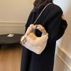 Cesta de Verduras Peluda Bolso Pequeño para Mujer 2025 Nuevo Bolso Cubo de Mano Peludo Otoño Versátil Bolso Cruzado de Cadena