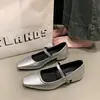 Elegantes zapatos plateados nuevos de tacón bajo estilo francés para mujer para primavera y verano 2026, adecuados para combinar con faldas, zapatos de punta cuadrada pequeña y poco profundos