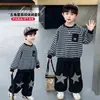 Conjunto de sudadera para niño con rayas, moderno estilo callejero, ropa infantil de primavera y otoño, nuevo modelo 2026, conjunto deportivo casual de dos piezas para niños pequeños