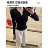 Camiseta Base Negra Ajustada de Cuello en V para Mujer, Artículo Popular de Otoño e Invierno, Nueva Prenda de Manga Larga 2025 que se Puede Usar por Fuera