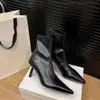 Botines marrones, nueva colección otoño/invierno 2025, estilo retro europeo y americano, versátiles, ajuste estilizado, tacón de aguja, punta fina, botines de tacón alto para mujer
