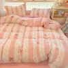 Juego de ropa de cama de cuatro piezas de terciopelo de leche, cálido para invierno, de alto gramaje, adecuado para dormitorios universitarios y habitaciones, con diseño Fair Isle, incluye sábana bajera y funda de edredón.
