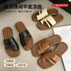 Chinelos Planos Abertos 2026 Novo Estilo Estilo Ins Simples Versátil Casual Férias Uso Externo Sandálias Slip-On Atacado