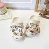 Zuecos de Dibujos Animados Dulces para Niñas para Uso al Aire Libre, Zapatos de Playa Antideslizantes de Suela Blanda, Nuevo Modelo de Verano 2026 para Niños