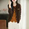 Cardigã de malha com gola redonda, feito de lã finamente fiada, delicado e macio, amigável à pele, design requintado e versátil, perfeito para primavera e outono, exalando um estilo sofisticado e elegante
