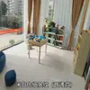 A sala de estar é totalmente coberta com carpete listrado de 7 mm, que é adequado para exposições e shoppings, é à prova de umidade e isolante acústico, e pode ser cortado sob medida.