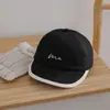Gorras de bebé al por mayor para primavera y verano, lindo sombrero de sol de media malla con letra y oso para bebé, sombrero ligero transpirable de ala suave