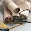 Bufanda 100% Lana de Cordero de Alta Calidad para Hombre y Mujer Versátil Engrosada Otoño e Invierno Estilo Nuevo Cuadros Costura Cálida para el Cuello Doble Uso
