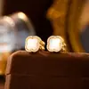 Pendientes de Flor de Cuatro Hojas de Nácar Natural a la Moda para Mujer, Pendientes de Botón de Circonita Microincrustada de Lujo Ligero de Alta Gama, Pendientes Versátiles de Lujo Ligero