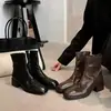 Botas Curtas Quadradas Clássicas de Couro Bota Retro Feminina 2026 Novas Botas de Cano Curto com Salto Grosso Estilo Britânico Botas Martin Botas Únicas Botas Emagrecedoras