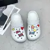 Zapatos con agujeros para mujer, lindos, estilo Ins, modernos, para estudiantes, para exteriores, antideslizantes, de dibujos animados, femeninos, de punta cerrada, sandalias de verano para la playa