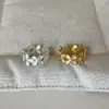 Anillo de Flor Hueca Texturizada para Mujer Francés Lujo Ligero Retro Moderno Tendencia Individual para el Trabajo Anillo Versátil para el Dedo Anillo
