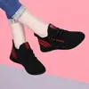 Zapatos de mujer estilo coreano zapatos de madre ligeros para mujer casuales suela blanda zapatos de madre zapatos para hombre mayor zapatos para caminar venta al por mayor para mediana edad y ancianos