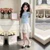 Conjunto de dos piezas de verano 2026 estilo coreano con top de manga corta con estampado de letras y falda corta de encaje dulce y linda para niñas