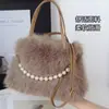 Bolsa de pelúcia portátil no atacado para mulheres 2024 nova moda bolsa de ombro fofa estilo western versátil bolsa de ombro de pelo