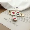 Fornecimento direto da fábrica fivela de metal para costura à mão Coração Vermelho Preto amor fivela de metal estilo pequeno perfumado feminino fivela de blazer