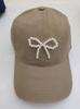 Gorra de béisbol estilo coreano para mujer, diseño de nicho, dulce, combinable con todo, con lazo de perla, suave y sencilla.