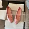 Versão de Luxo dos Sapatilhas de Ballet com Laço Xiaoxiangfeng para Mulheres, Novo Estilo 2025, Mocassins Planos Slip-On Color-Blocking