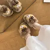 Zapatillas de peluche de oso con lazo de lunares suaves y lindas, nuevas para otoño e invierno 2026, zapatillas peludas antideslizantes y cálidas para el hogar