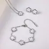 Pulseira de Aço Titânio Popular de Flor de Cinco Folhas Transfronteiriça, Dupla Face, para Mulheres, Joia Versátil e na Moda, Fashion, de Alto Padrão e Luxo Leve