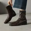 Botas Femininas Maillard de Bico Quadrado para Tornozelo Coleção Outono/Inverno 2025 Elegantes com Salto Bloco Zíper nas Costas Botas Finas Confortáveis com Solado Plano Botas Martin