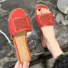 Sandalias planas cuadradas de estilo coreano para uso exterior, nuevo modelo de verano 2026, casual y cómodas de una tira, estilo dopamina popular para combinar con faldas