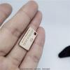 Baoding Logo Personalizado Garrafa de Vidro Marca Jilin Artesanato em Vidro Etiqueta Pendurada Shuitou Corda para Celular com Etiqueta de Metal