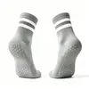 Calcetines de yoga transfronterizos para mujer, hechos de algodón puro, resistentes al olor, transpirables, con características antideslizantes de silicona, longitud hasta la mitad de la pantorrilla, adecuados para Pilates y fitness, venta al por mayor