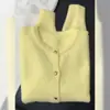 Suéter cárdigan de punto largo de estilo coreano moderno, suave y cómodo, en color amarillo cremoso y con botones dorados, perfecto como prenda exterior para mujer en otoño e invierno.