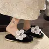 Zapatillas de algodón con estampado floral de nuevo estilo 2026 con pedrería, zapatillas de interior de moda para el hogar, suelas planas estilo ins