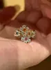 Anel Popular Multicor de Flores do Xiaohongshu com Pétalas de Flor de Quatro Cores Deslumbrantes e Cinco Pétalas de Diamante Branco, Anel com Garras para Mulheres, Disponível para Dropshipping