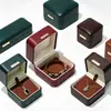 Caja de joyería de cuero PU de alta gama con etiqueta dorada, caja para anillos de esquinas redondeadas, caja para colgantes, pulseras y collares, caja de embalaje para joyería