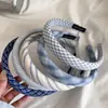 Faixa de Cabelo Azul Xadrez Fresca de Verão Feminina 2025 Nova Gaiola de Cabelo Prensado Topo Craniano Moda Estilo Ocidental Faixa de Cabelo Acessórios de Cabelo