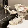 Tacones Altos de Moda, Elegantes y Versátiles 2026 Verano Nuevo Estilo Uso Diario Temperamento Suave Sandalias de una Correa con Pedrería