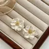 Brincos Românticos de Camélia Branco Puro para Primavera para Mulheres, Luxo Acessível, High-End, Brincos Gentis Elegantes, Brincos de Design de Nicho