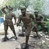 Escultura de Fibra de Vidrio de un Soldado del Ejército Rojo de Aspecto Cobrizo, Escultura Temática de Cultura Roja para Salón Conmemorativo Exterior, Plaza y Paisaje de Jardín