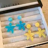 Dulces aretes florales amarillos, estilo vacación en la playa, efecto iluminador, aretes atmosféricos femeninos, tachuelas de estrella, estilo bosque