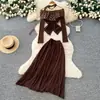 Elegante conjunto de duas peças para mulheres no outono: Top de um ombro estilo francês com estampa xadrez e acabamento franzido, combinado com uma saia de cintura alta
