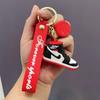 Llavero con colgante de zapatillas para pareja, llavero con colgante de bolso para novias, llavero creativo personalizado para bolso.