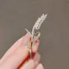 Broches Femininos de Atacado Estilo Novo Inspirado em Liga Metálica, Alfinetes de Lapela Versáteis para Casacos e Ternos