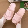 Em Estoque Entrega Rápida Atacado 2025 Transfronteiriço Versátil Chinelos Comércio Exterior Tiktok Casa Solado Grosso Solado Macio Tendência de Casal