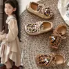 Nuevos Zapatos de Cuero Esmerilado de Otoño para Niñas 2025 Estilo Coreano Estampado de Leopardo Sin Cordones Zapatos Planos para Bebé Niña para Niños Medianos y Grandes